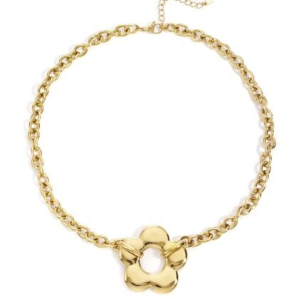 Gold flower choker necklace with chunky chain design. A modern statement necklace for women, perfect for parties, casual outfits, and elegant looks