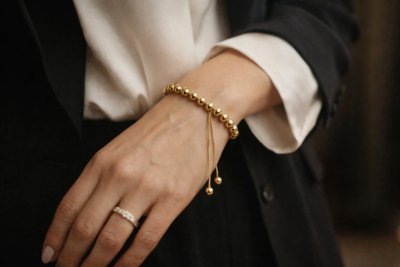 ChatGPT Image 15 feb 2026, 15_11_02 Gold stainless steel bead bracelet with 10 mm round beads and adjustable extender