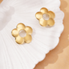 Gouden bloem oorbellen van stainless steel op schelpvormige schaal, minimalistisch en waterproof design