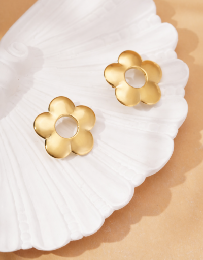 Gouden bloem oorbellen van stainless steel op schelpvormige schaal, minimalistisch en waterproof design
