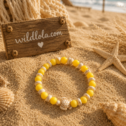 ChatGPT Image 31 mei 2026, 18_46_47 Yellow acrylic bead bracelet with beach-inspired charm and turtle detail displayed on sandy beach background with Wild Lola sign.