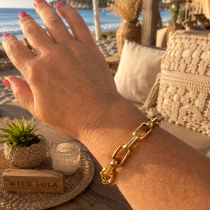Sweet7 gold stainless steel chain link bracelet with clasp closure.